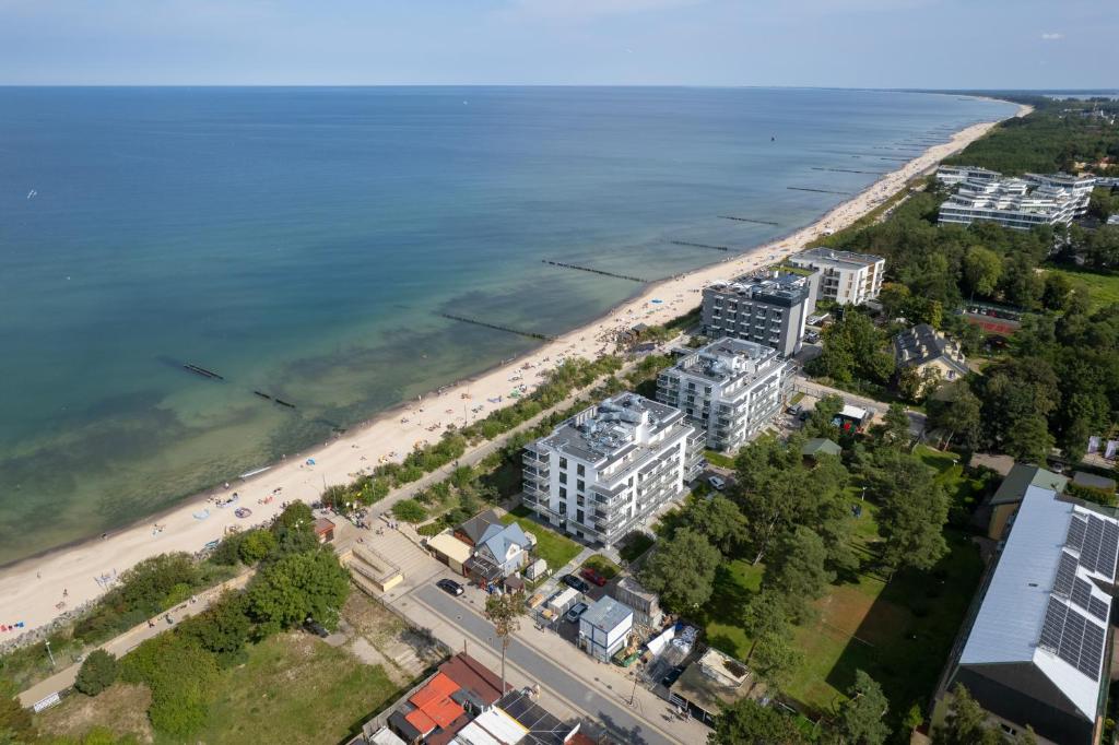 z powietrza widok na plażę i budynki w obiekcie Apartamenty Jantaris by Renters w mieście Mielno