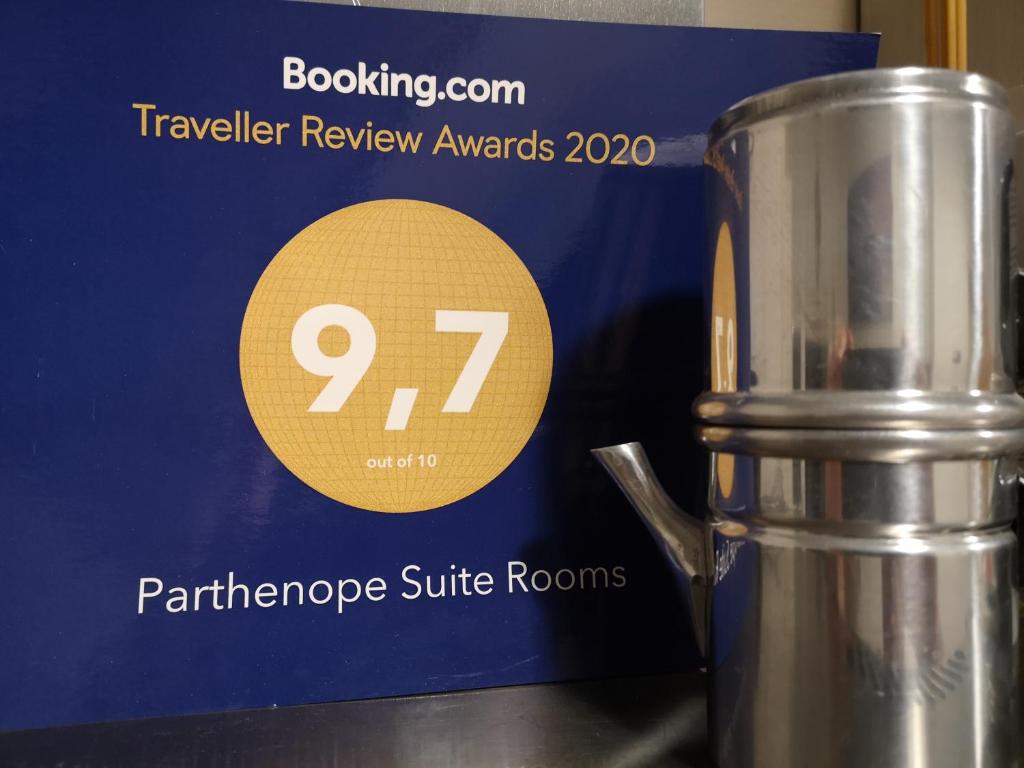 ナポリにあるParthenope Suite Roomsのブレンダーの隣にあるパーフレークパースイートルームの看板