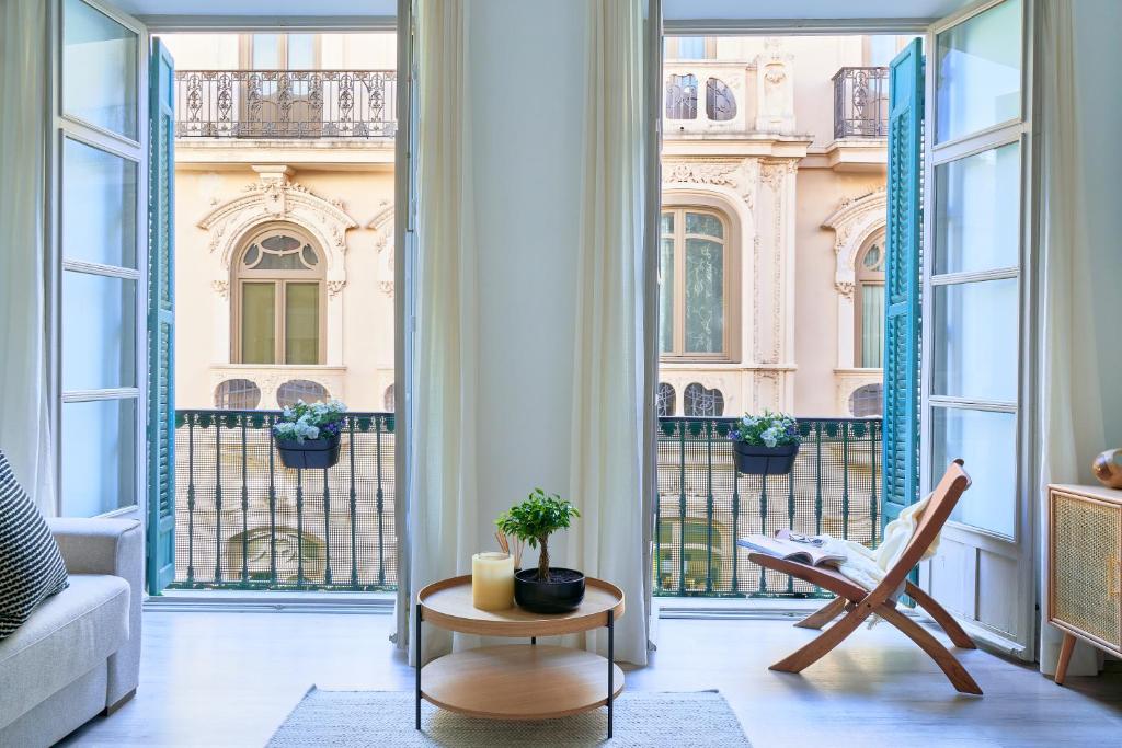sala de estar con vistas a la ciudad en Luxurious Apartment In The Heart Of Malaga - Su Casa Away, en Málaga