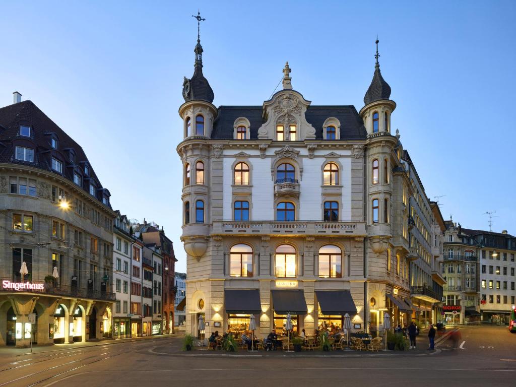 a large building in the middle of a street at Hotel Märthof Basel in Basel