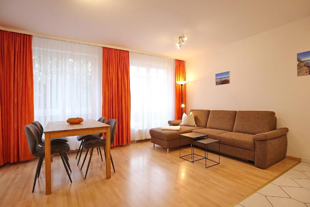 Likedeeler Wohnung 11 في بولتينهاجين: غرفة معيشة مع أريكة وطاولة