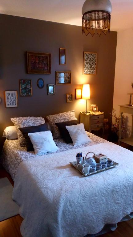 una camera da letto con un letto e un vassoio di cibo sopra di La Chambre d'Hote de Mano - Centre-ville de Bayonne a Bayonne