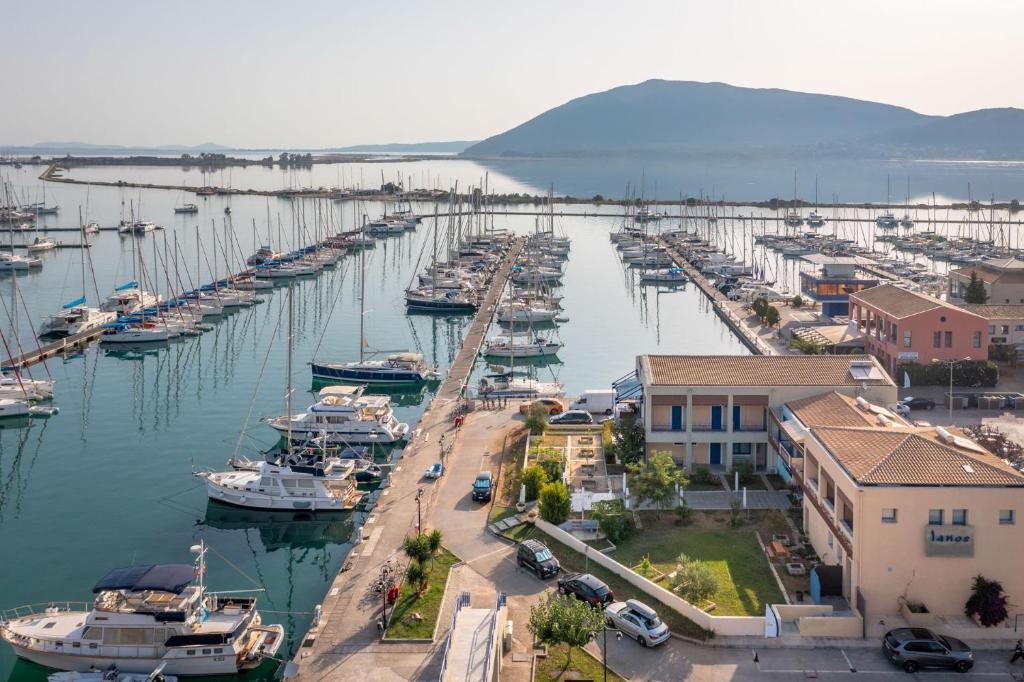 una vista aérea de un puerto deportivo con barcos en el agua en Ianos Bay en Lefkada