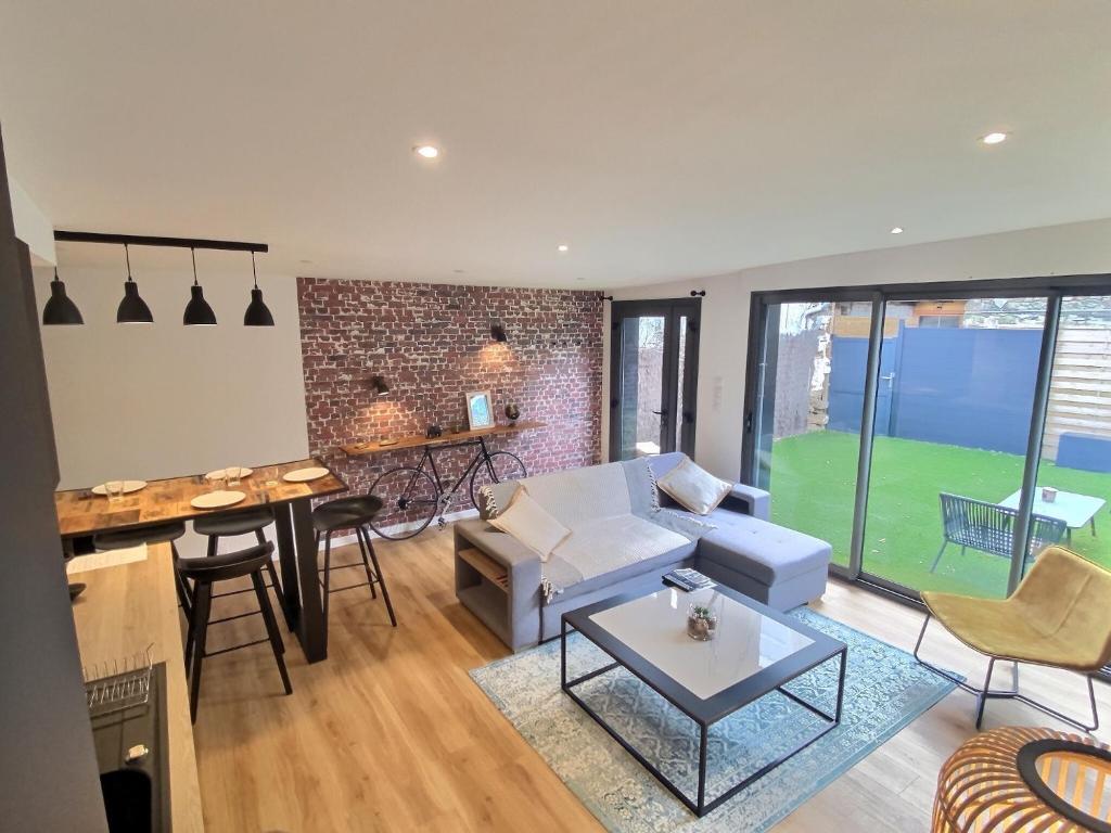 un salon avec un canapé et une table dans l'établissement Atypique coeur de Vannes avec jardin, à Vannes