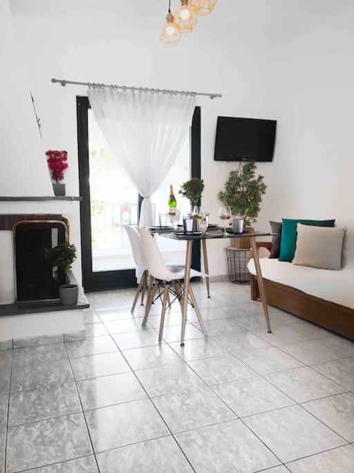 TV o dispositivi per l'intrattenimento presso Minimal Resort with Pool in Siviri, 150m from the Sea