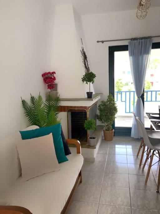 Area soggiorno di Minimal Resort with Pool in Siviri, 150m from the Sea
