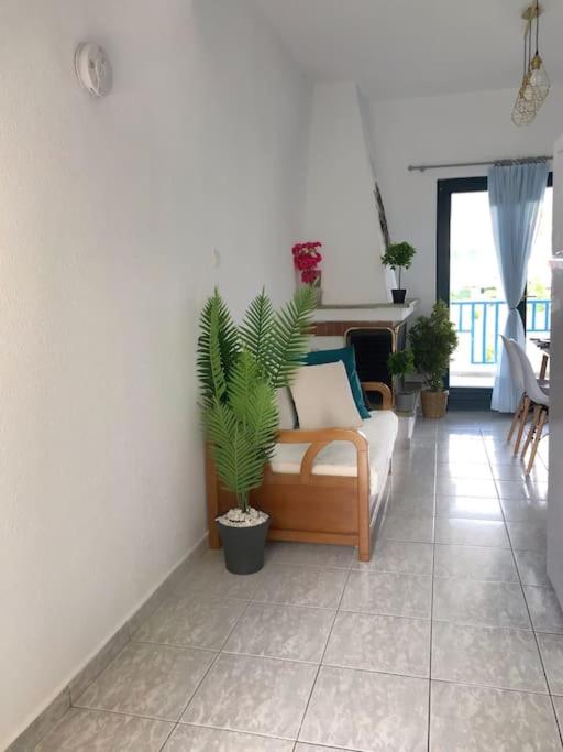 Area soggiorno di Minimal Resort with Pool in Siviri, 150m from the Sea