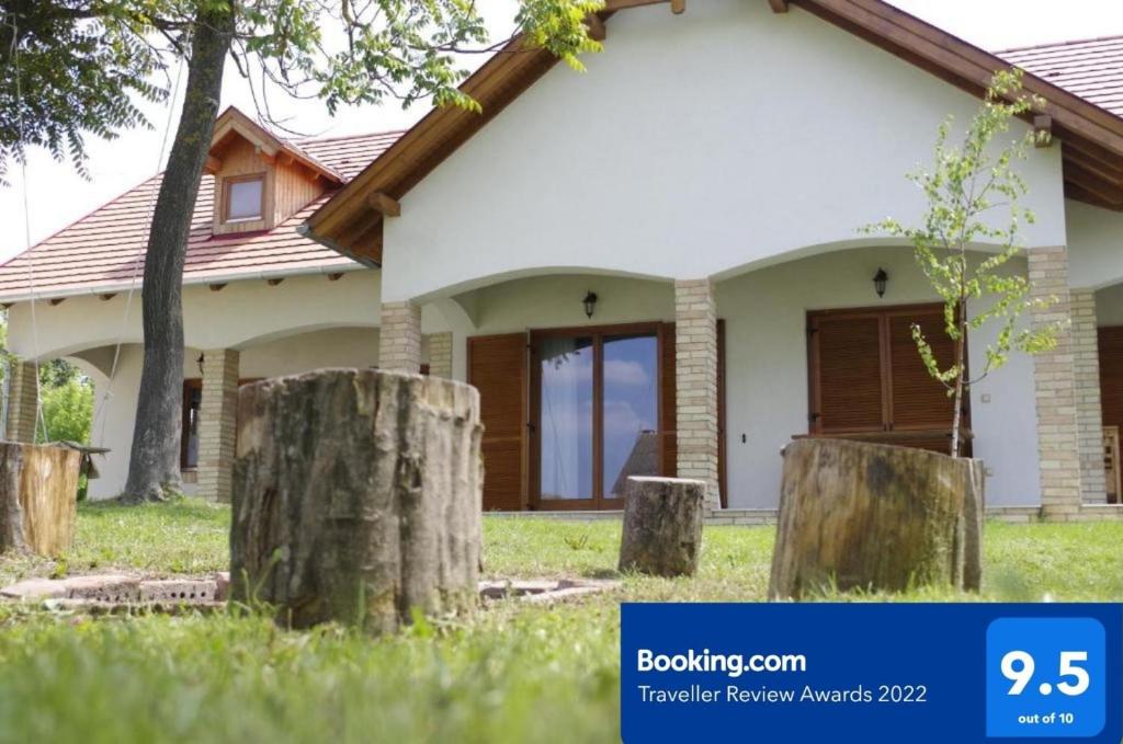 Fekete Lovastanya - Housity