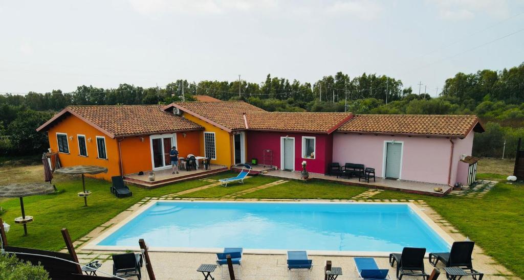 una casa con piscina nel cortile di Villa Erilia a San Giovanni Suèrgiu