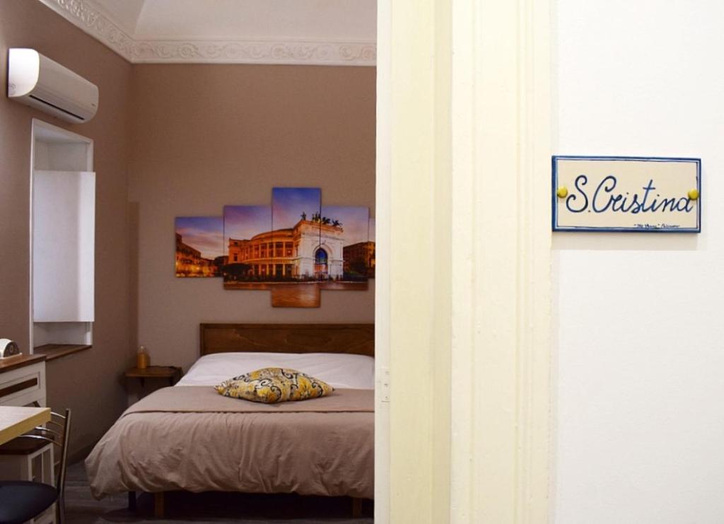 sypialnia z łóżkiem i obrazem na ścianie w obiekcie B&B Benincasa w mieście Palermo