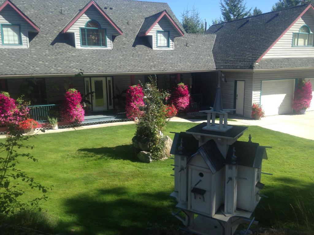 una casa con una casa de pájaros en el patio en Eagle's Nest B&B en Lake Country