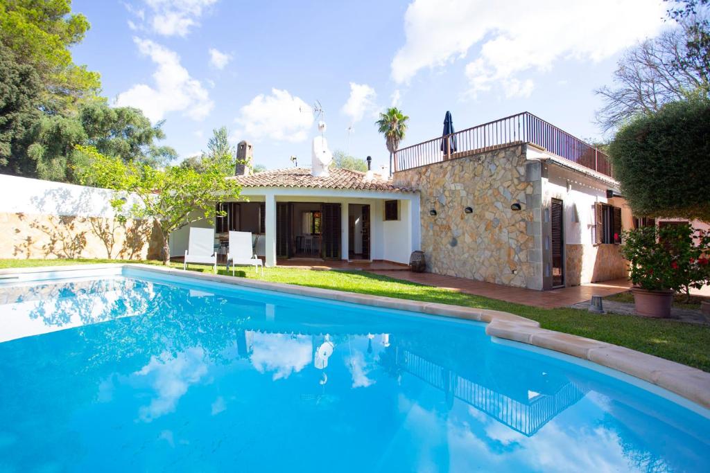 uma piscina em frente a uma casa em Es Llimoner em Sa Pobla