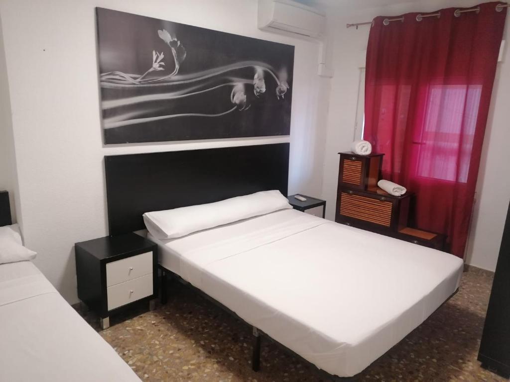 ein Schlafzimmer mit 2 Betten und einem Wandgemälde in der Unterkunft Hello Madrid in Madrid