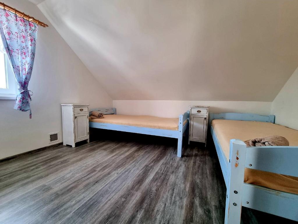 Postel nebo postele na pokoji v ubytování Dům a chatka pod Smrkem