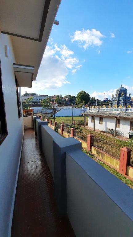 馬蒂寇裡的住宿－Varam Homestay，享有水景的建筑阳台