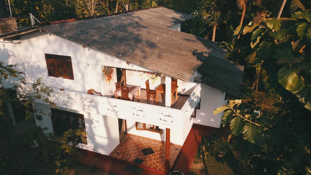 una vista aérea de una casa blanca con techo en Romaclan Villa, en Midigama East