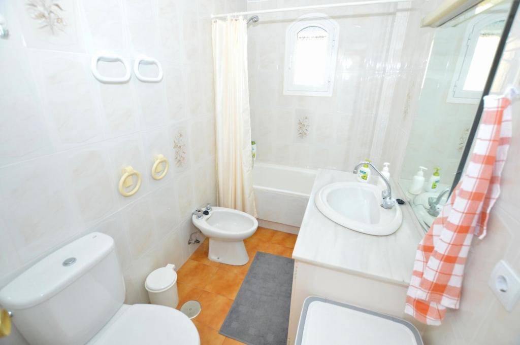 Kúpeľňa v ubytovaní Calahonda - Sleeps 6 - Parking - Garden - Pool