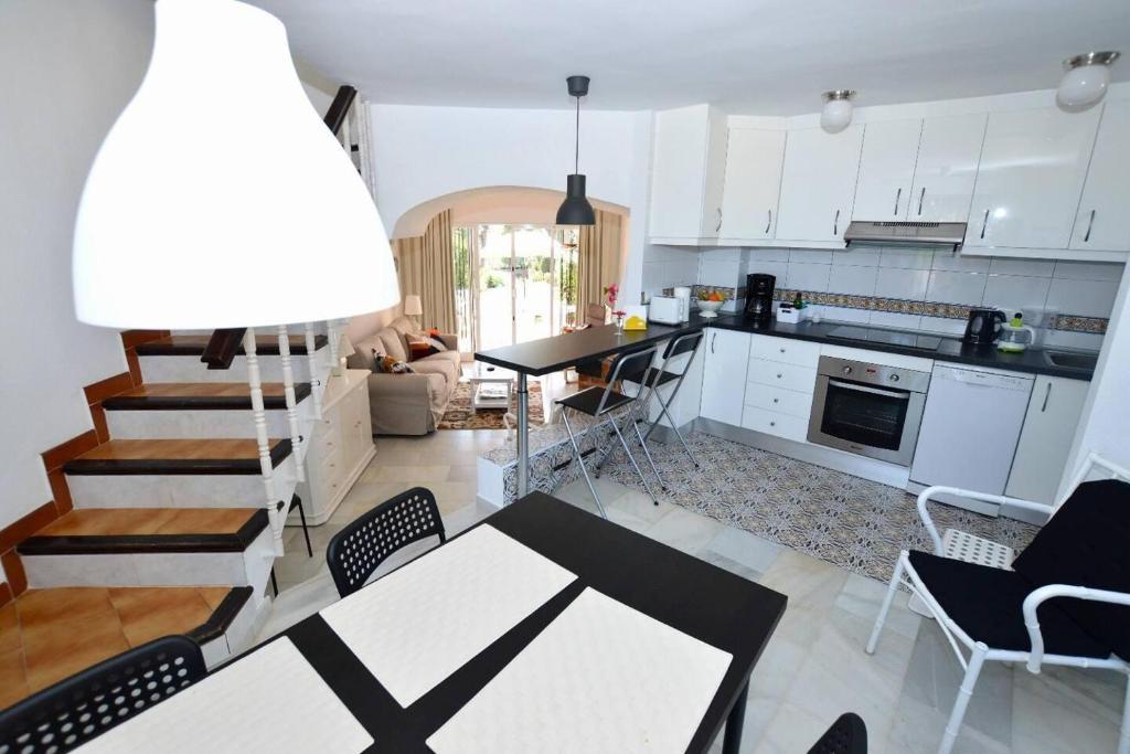 Kuchyňa alebo kuchynka v ubytovaní Calahonda - Sleeps 6 - Parking - Garden - Pool
