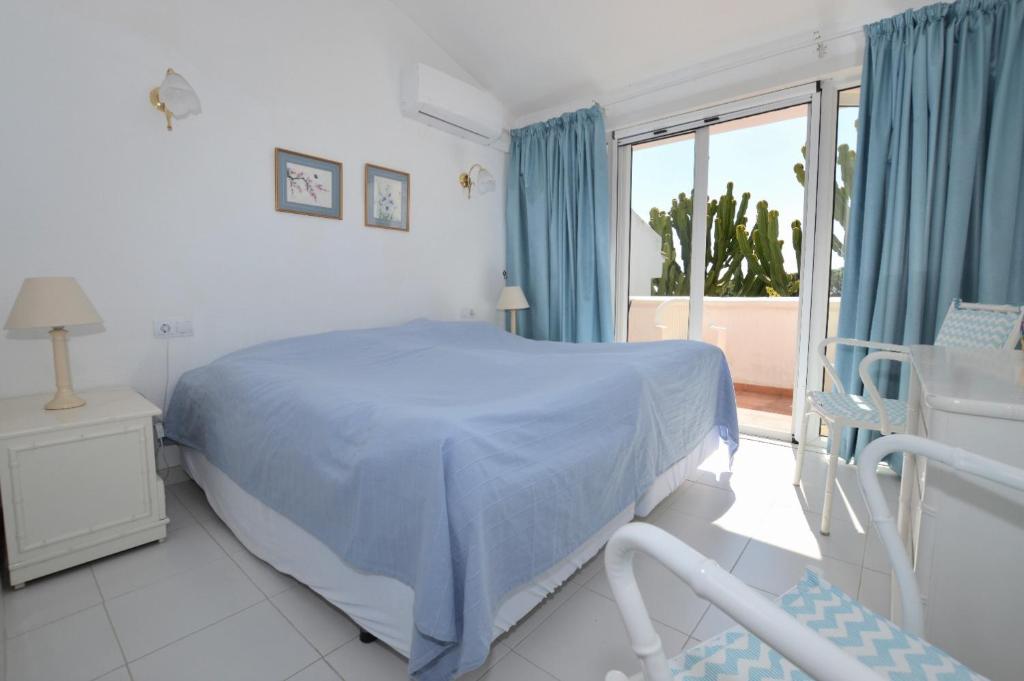 Posteľ alebo postele v izbe v ubytovaní Calahonda - Sleeps 6 - Parking - Garden - Pool