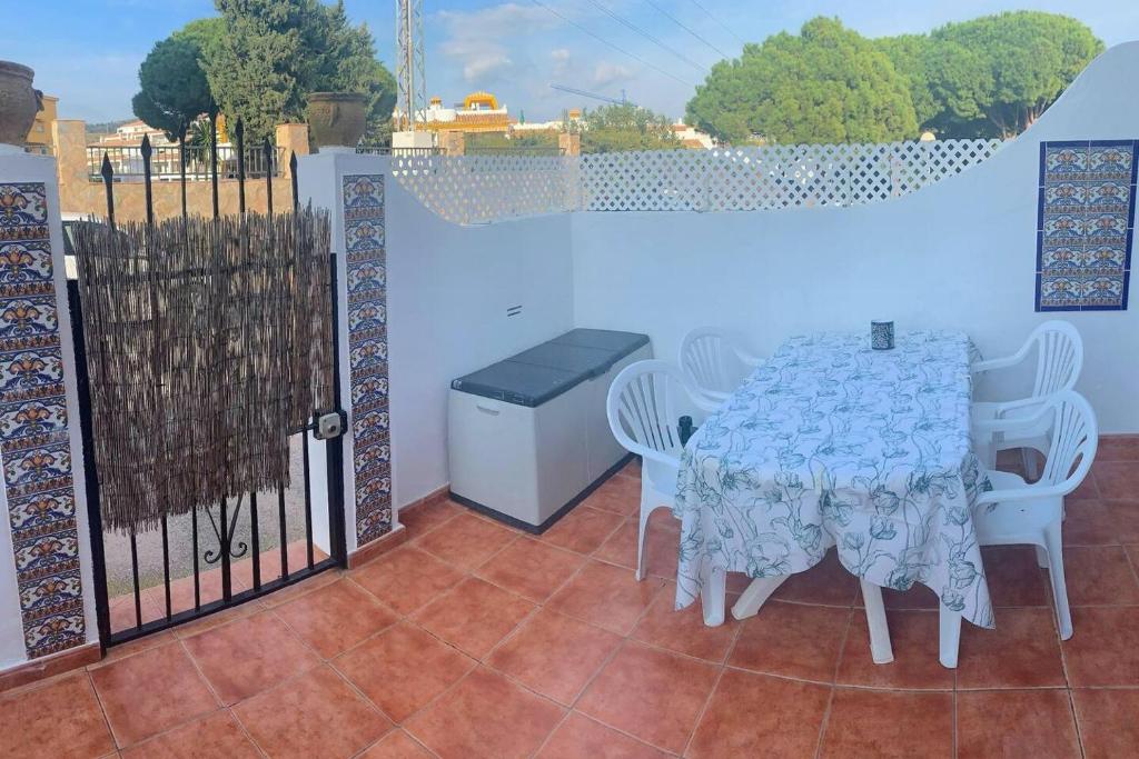 Balkón alebo terasa v ubytovaní Calahonda - Sleeps 6 - Parking - Garden - Pool