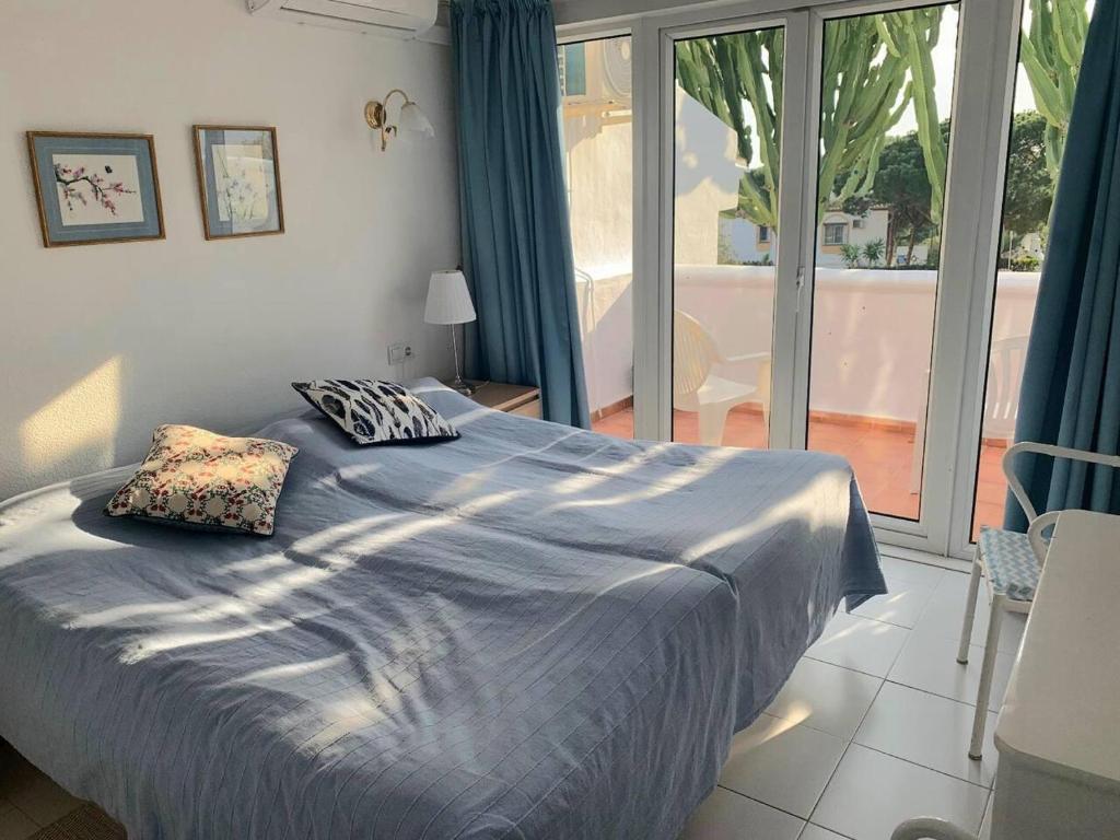 Posteľ alebo postele v izbe v ubytovaní Calahonda - Sleeps 6 - Parking - Garden - Pool