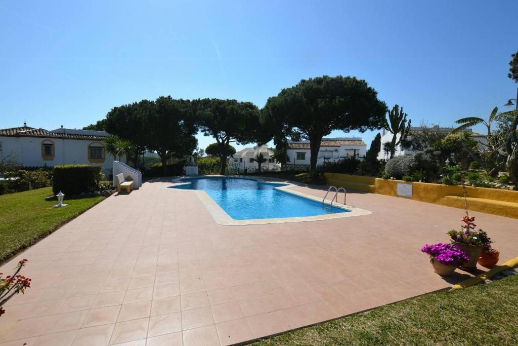 Bazén v ubytovaní Calahonda - Sleeps 6 - Parking - Garden - Pool alebo v jeho blízkosti