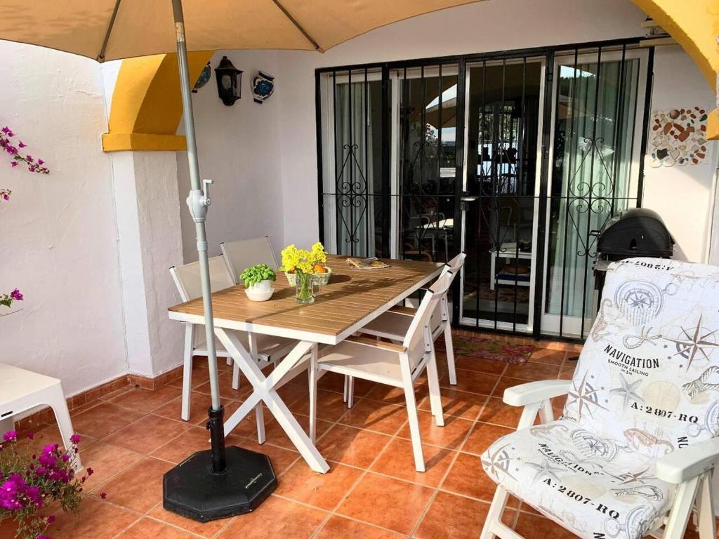 Balkón alebo terasa v ubytovaní Calahonda - Sleeps 6 - Parking - Garden - Pool