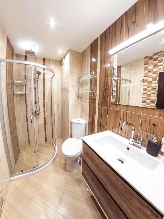 A bathroom at Bright 1BDR Apartment with a Balcony