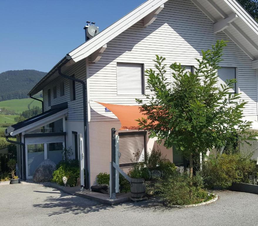 ein weißes Haus mit orangefarbenem Dach in der Unterkunft Ferienwohnungen Sammer in Strobl
