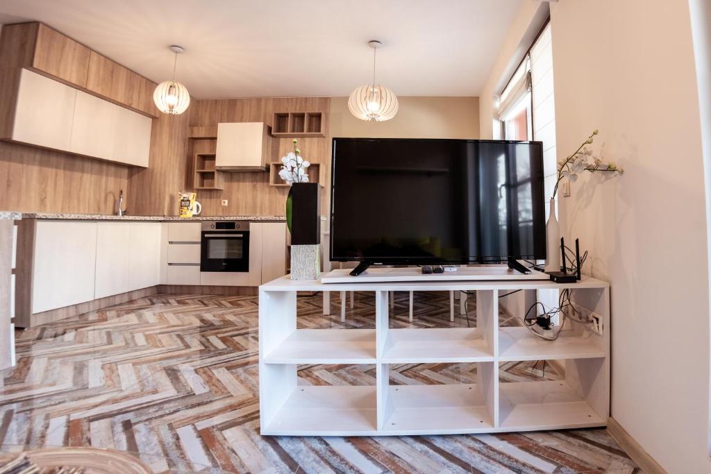 A kitchen or kitchenette at Bright 1BDR Apartment with a Balcony