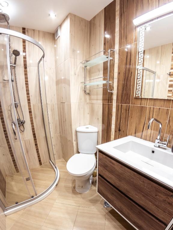 A bathroom at Bright 1BDR Apartment with a Balcony