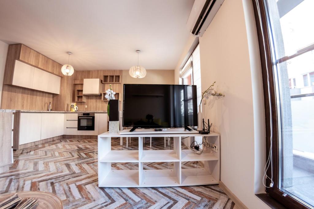 A kitchen or kitchenette at Bright 1BDR Apartment with a Balcony