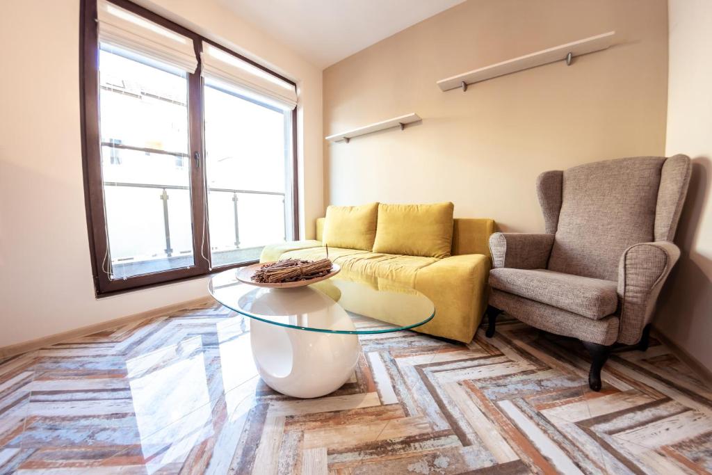 A seating area at Bright 1BDR Apartment with a Balcony