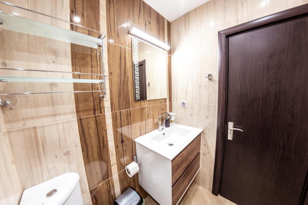 A bathroom at Bright 1BDR Apartment with a Balcony