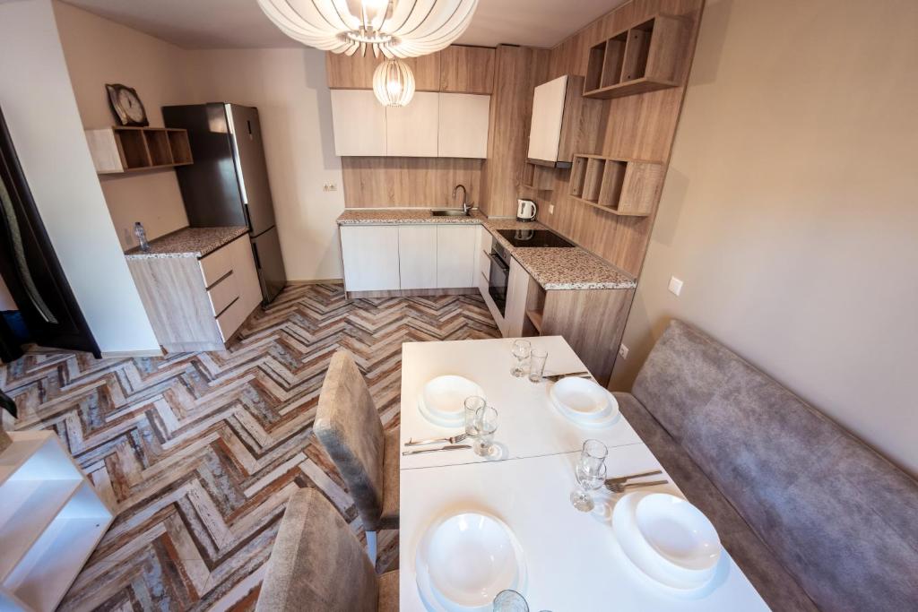 A kitchen or kitchenette at Bright 1BDR Apartment with a Balcony