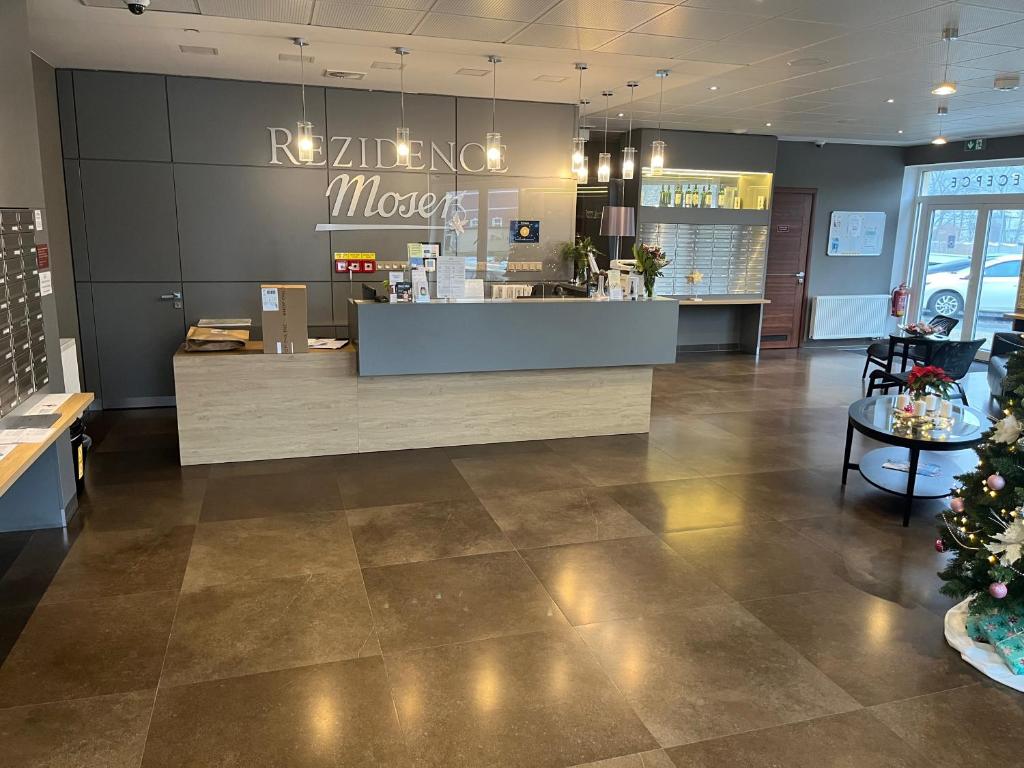 restauracja z ladą w środku pokoju w obiekcie Moser Wellness Apartment Lux w Karlowych Warach