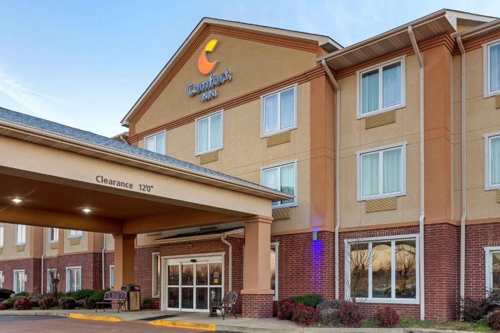 een weergave van de ingang van een hotel bij Comfort Inn in Marion