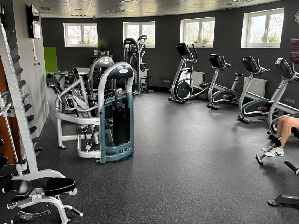 siłownia z kilkoma bieżniami i rowerami treningowymi w obiekcie Moser Wellness Apartment Lux w Karlowych Warach