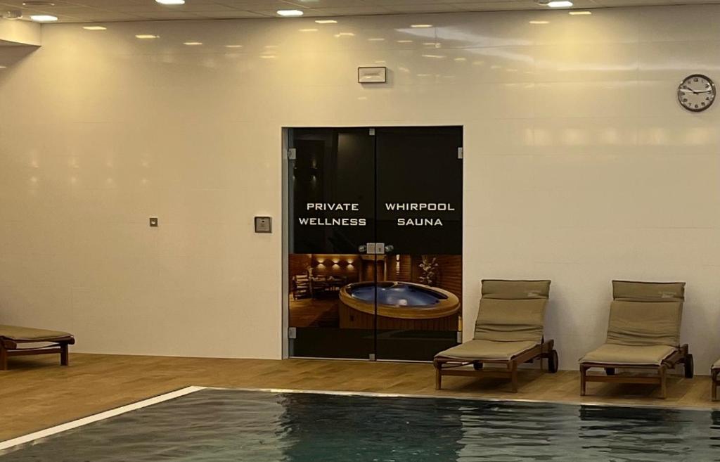Basen w obiekcie Moser Wellness Apartment Lux lub w pobliżu