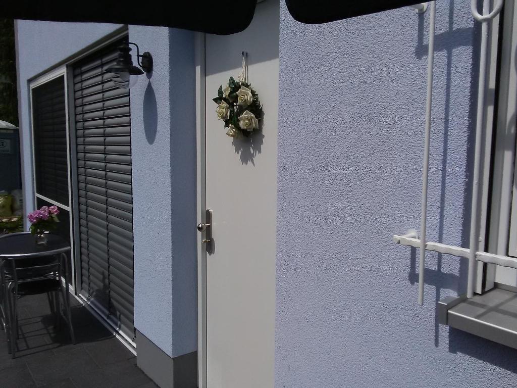 a door to a house with a wreath on it at Das kleine Lavendelhaus in Kahl am Main