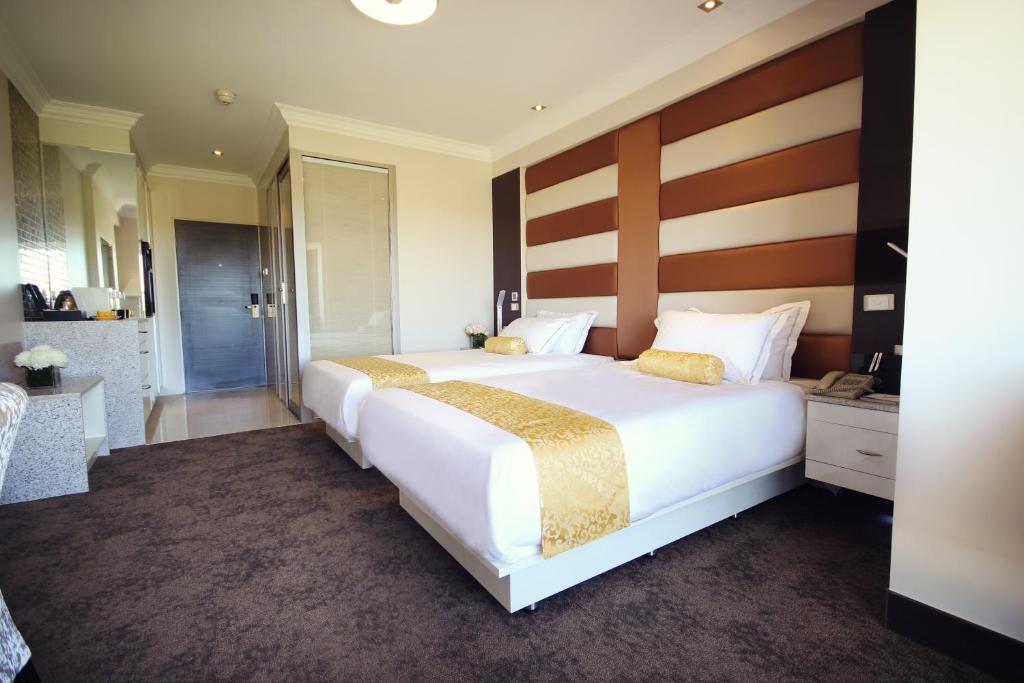 Postel nebo postele na pokoji v ubytování Swan River Hotel