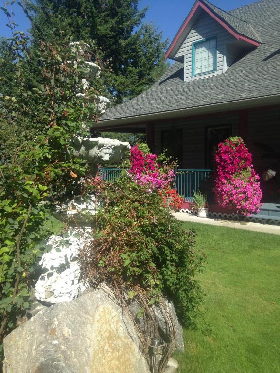 En hage utenfor Eagle's Nest B&B