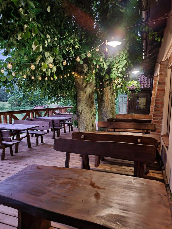 Reštaurácia alebo iné gastronomické zariadenie v ubytovaní Swojski Gościniec