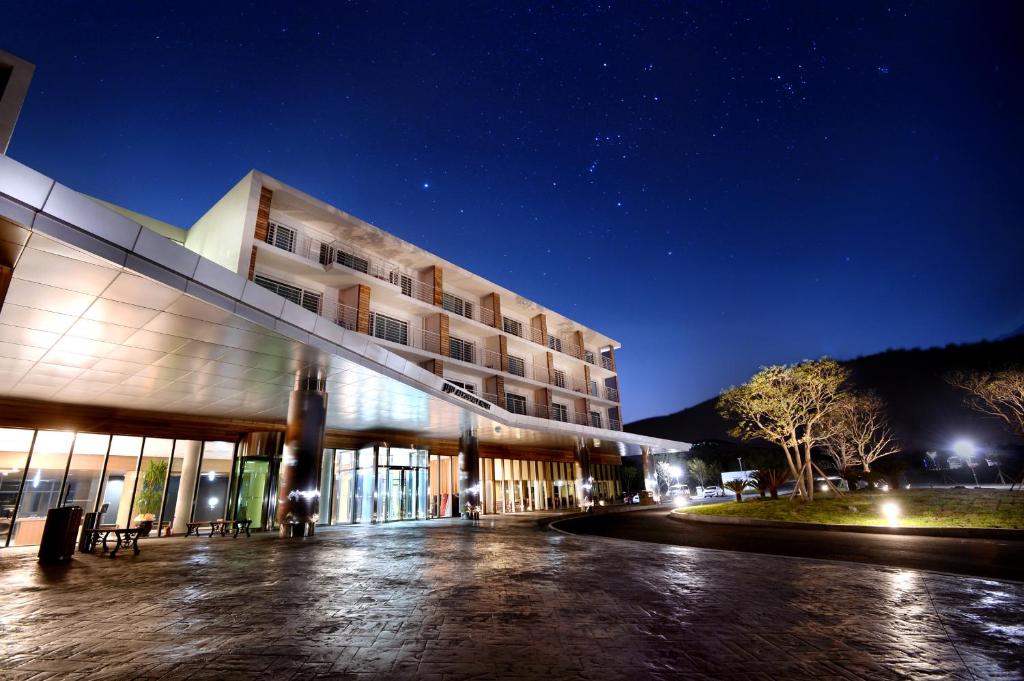 um edifício à noite com um céu escuro em Jeju Aerospace Hotel em Seogwipo