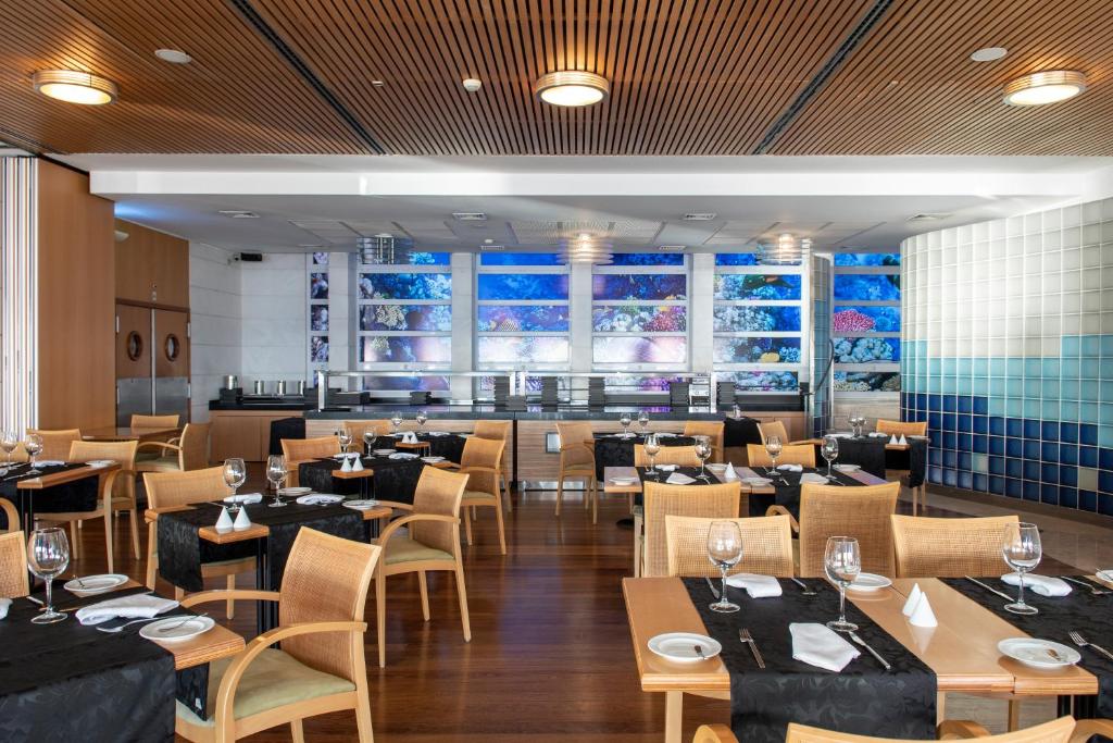 Um restaurante ou outro lugar para comer em SANA Sesimbra Hotel