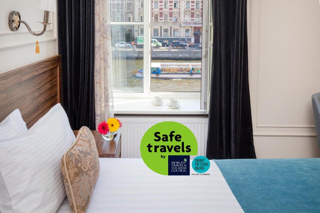una camera con un letto con un cartello di vendita di Hotel Golden Age a San Pietroburgo