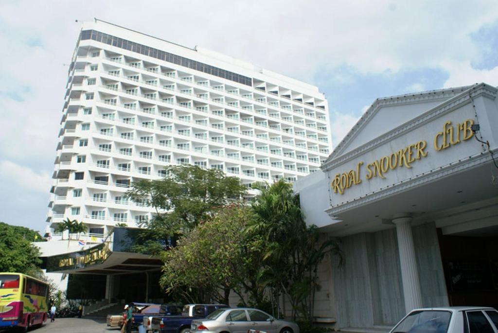 ein großes weißes Gebäude vor einem Gebäude in der Unterkunft Royal Twins Palace Hotel in Pattaya