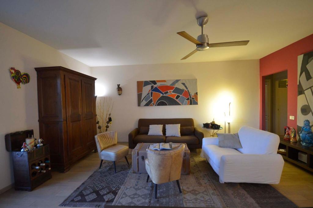 a living room with a couch and a ceiling fan at Assago Centro - Appartamento 100 mq - in Assago