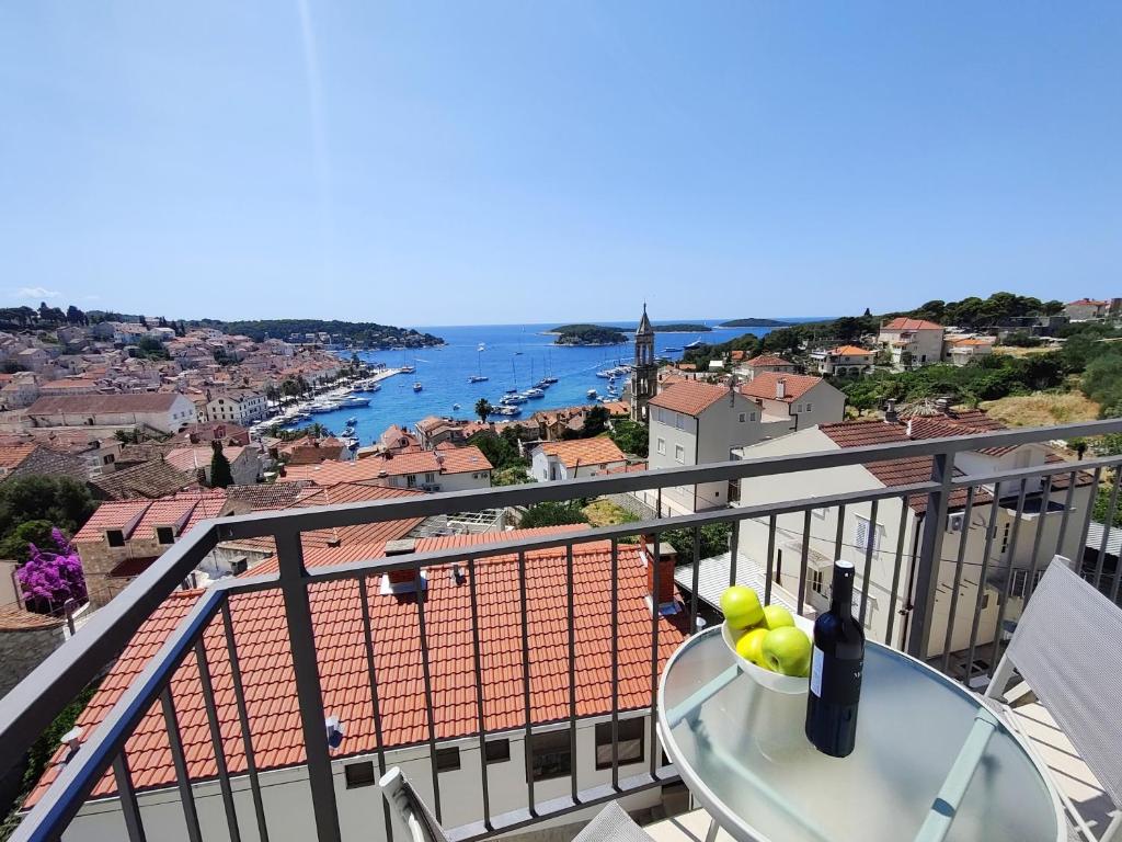 een fruitschaal op een tafel op een balkon bij Brand new apt W balcony & perfect seaview at center in Hvar