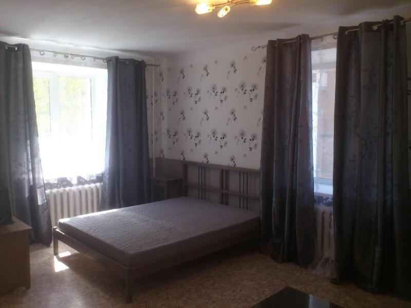 ノヴォシビルスクにあるApartments na Ploshchad Marksaのベッドルーム1室(ベッド1台、窓2つ付)